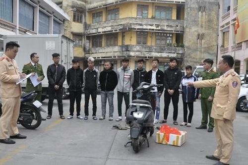 Nghi bạn mình bị bắt nạt, nhóm thanh niên rủ nhau mang chai bia hỗn chiến