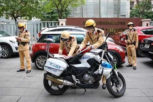 CSGT 'dẹp loạn' ô tô dừng đỗ ở nội thành Hà Nội