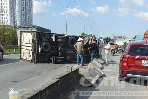 Tông vào dải phân cách, xe tải lật nhào ở Thủ Đức