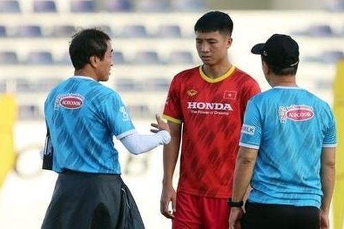 Bác sĩ báo tin vui của trung vệ Bùi Tiến Dũng cho HLV Park Hang Seo