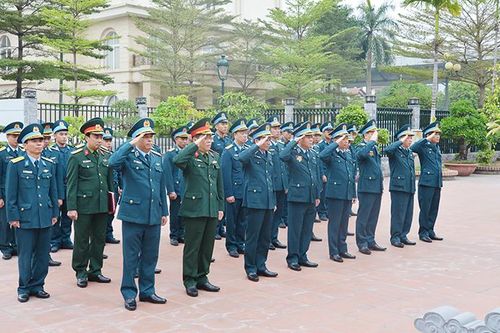 Dâng hương tưởng niệm Chủ tịch Hồ Chí Minh và các Anh hùng liệt sĩ