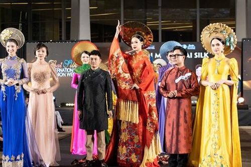 Hoa hậu Lương Thùy Linh, Bảo Ngọc, Thiên Ân trình diễn áo dài tại Thái Lan