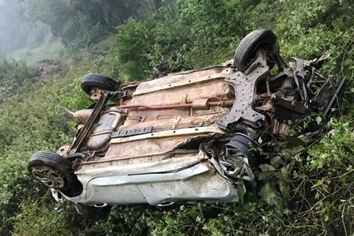 Xe taxi bất ngờ rơi xuống vực sâu khiến 3 người bị thương nặng