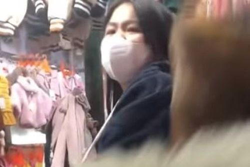 Cô gái bị tát khi mặc cả ở chợ Nhà Xanh