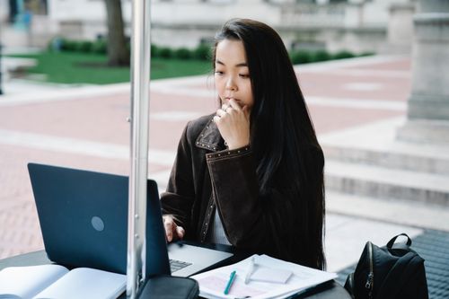Tân cử nhân 'chạy đua' kiếm tiền khi Tết cận kề