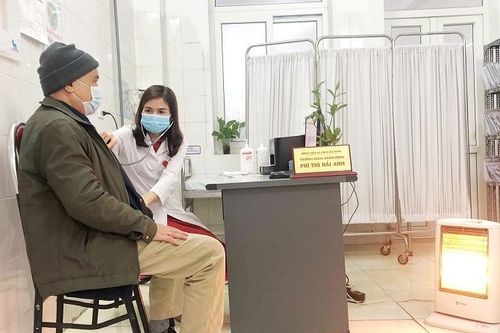 Bệnh viện tại Hà Nội đặt máy sưởi chống rét cho bệnh nhân