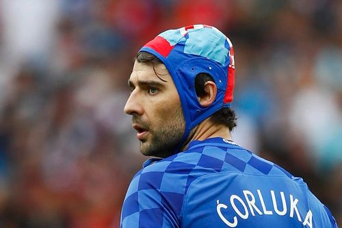 Lý do fan Croatia đội mũ bóng nước ở World Cup