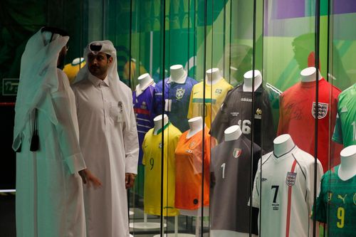Cổ động viên tại Qatar đổ xô đi xem kỷ vật World Cup