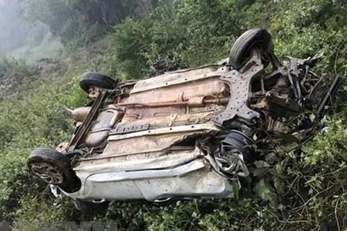 Taxi lao xuống vực, 3 người bị thương nặng