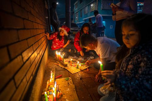 'Ngày của những ngọn nến nhỏ' thắp sáng các con phố Bogota, Colombia