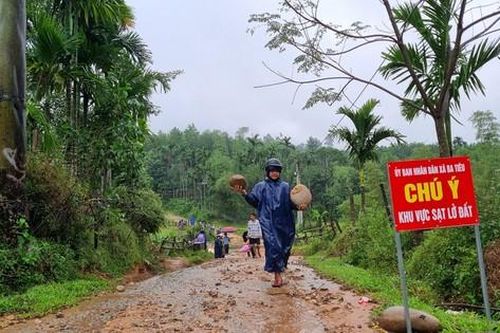 Quảng Ngãi: Mưa lớn hư đường, cô lập hơn 165 hộ dân