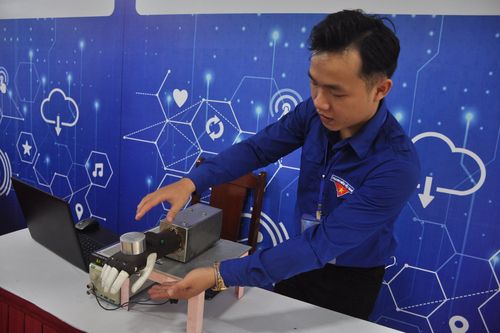 Sinh viên sáng chế thiết bị giảm run tay cho người bệnh Parkinson
