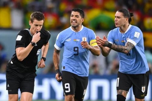 FIFA 'treo còi' trọng tài mắc sai lầm trong trận Ghana-Uruguay