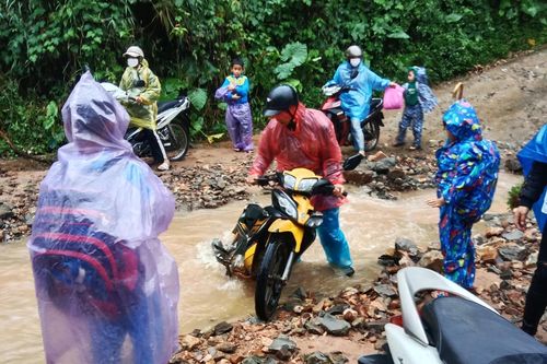 Mưa lớn khiến đường đến trường của học sinh Quảng Ngãi bị chia cắt