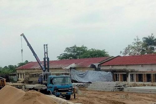 Trục cần cẩu văng vào trường, 5 học sinh đang ngồi học bị thương