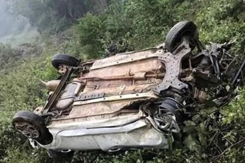 Taxi lao xuống vực sâu ở Hòa Bình, 3 người trọng thương