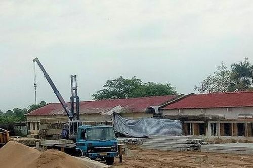 Sức khỏe 5 học sinh bị thương sau khi cần cẩu đập vào nóc trường