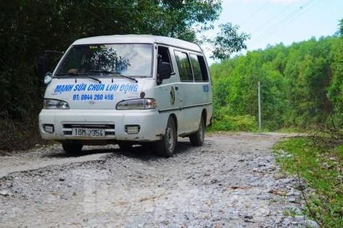 Người dân khốn khổ vì đường độc đạo nát bét