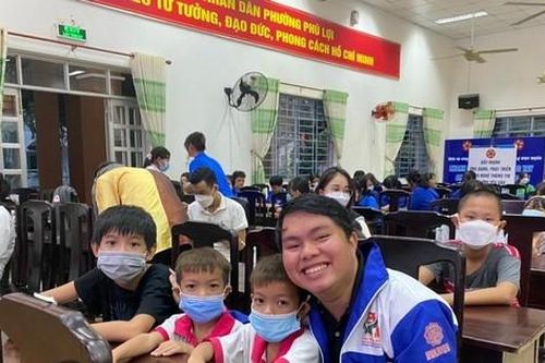 Cảm phục tinh thần vượt khó của cậu bé không cha từng xin cơm nơi cửa chùa