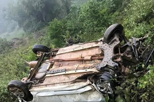 Xe taxi lao xuống vực sâu 120m, 3 người bị thương nặng