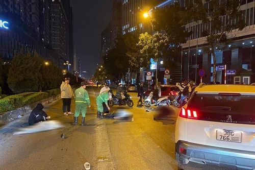 Điều tra vụ ô tô tông 4 người đi bộ ở Hà Nội