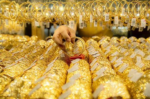 'Cá mập' gom thêm 4,6 tấn vàng