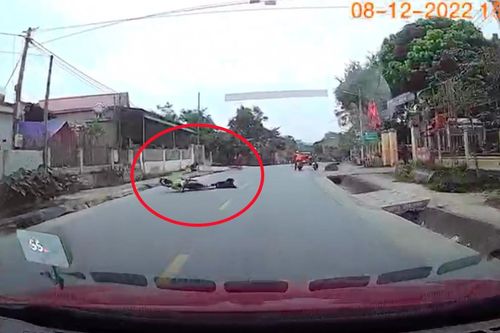 Nam thanh niên đi xe máy tự ngã ra đường một cách khó hiểu, ô tô suýt oan gia
