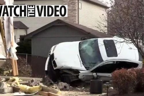 Đưa khách đi lái thử xe, nam nhân viên đại lý lái BMW đâm vào tường