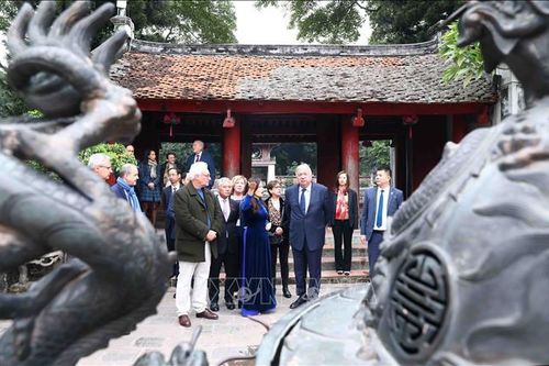 Chủ tịch Thượng viện Pháp tham quan Văn Miếu - Quốc Tử Giám