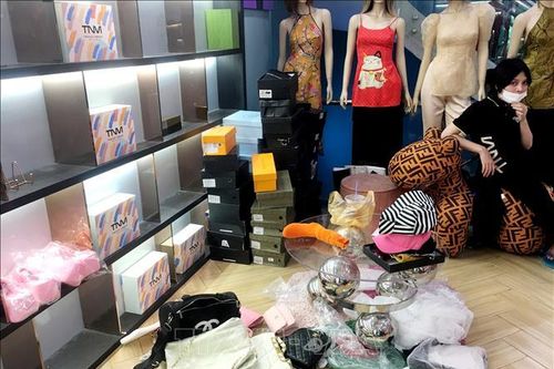 Nhiều sản phẩm nghi giả các nhãn hiệu nổi tiếng tại một cửa hàng thời trang