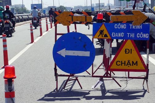 Phân luồng giao thông phục vụ thi công cầu vượt trên quốc lộ 32