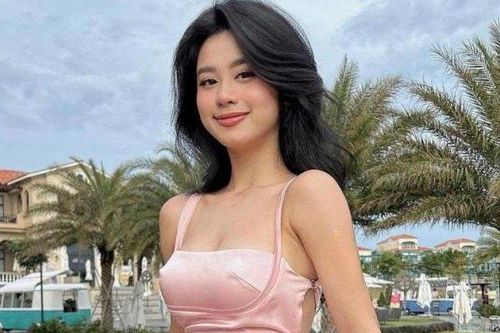'Hot girl tạp hóa hot nhất Thanh Hóa' mặc váy lụa dính người đẹp nuột nà phát mê