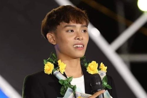 Hồ Văn Cường giới thiệu ca khúc nhưng quên tên nhạc sĩ, khán giả có mặt phản ứng bất ngờ