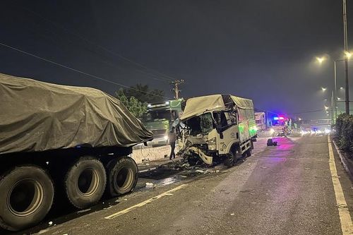 TPHCM: Xe tải đâm xe container dừng bên đường, 3 người thương vong