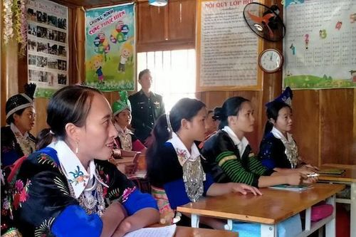 'Nhờ các chú bộ đội dạy học, bây giờ em đã biết viết tên mình rồi'