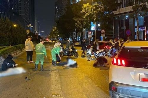 Nữ tài xế lái ô tô tông văng 3 người trong đêm ở Hà Nội