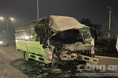 TPHCM: Cabin xe tải nát bét sau cú húc đuôi xe đầu kéo, 3 người thương vong