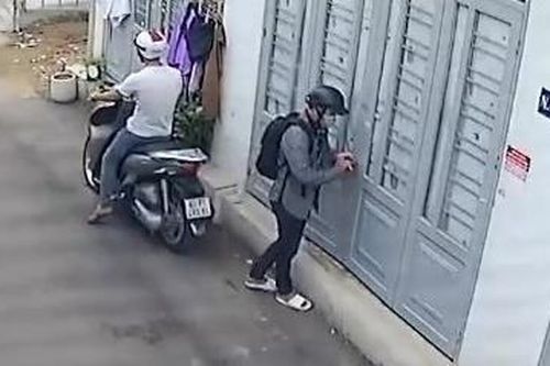 Cạy khóa cổng, đột nhập trộm tài sản giữa ban ngày