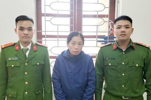 'Nữ quái' bị tóm gọn khi đang móc túi ở chợ
