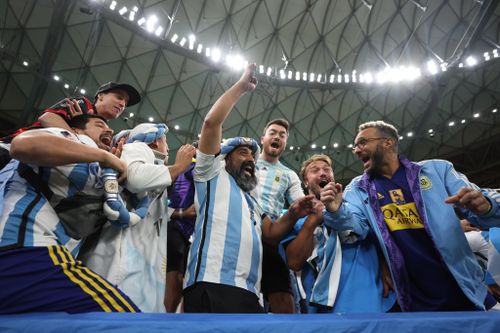 CĐV Argentina ăn mừng Brazil bị loại khỏi World Cup 2022
