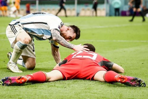 Phản ứng trái ngược của Messi và đồng đội sau khi hạ Hà Lan