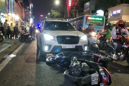 Tài xế tông 10 xe máy trên phố Bạch Mai có nồng độ cồn rất cao