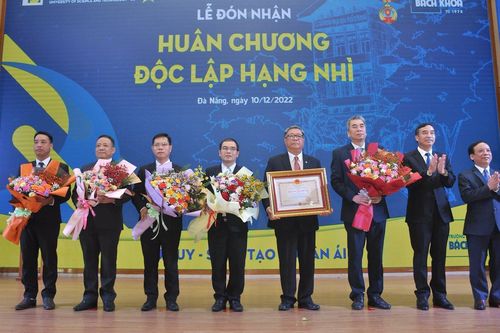 Trường Đại học Bách Khoa Đà Nẵng đón nhận Huân chương Độc lập hạng Nhì