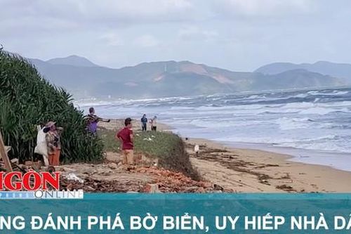 Sóng đánh phá bờ biển, uy hiếp nhà dân
