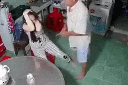 Đánh con gái vì đi chơi khuya, cha bị phạt 7,5 triệu đồng