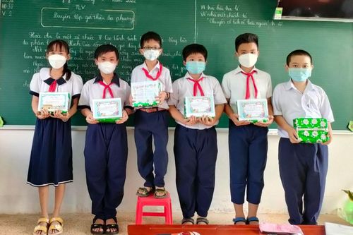Cậu bé 8 tuổi 1 năm vượt 2 lớp