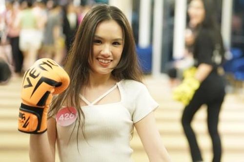 Thí sinh Hoa hậu Việt Nam đấm boxing, tạo dáng độc