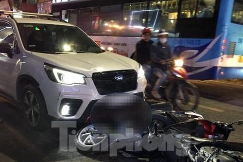 Ô tô tông gần 10 xe máy dừng đón học sinh trên phố Bạch Mai