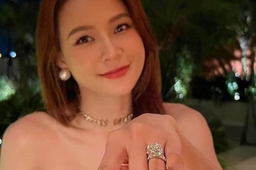 Sam được bạn trai cầu hôn
