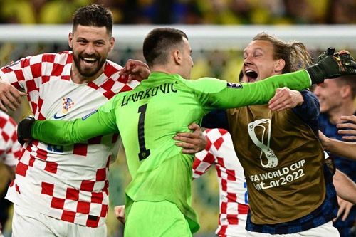 Brazil bị đánh bại trên chấm luân lưu; Messi đưa Argentina vào bán kết